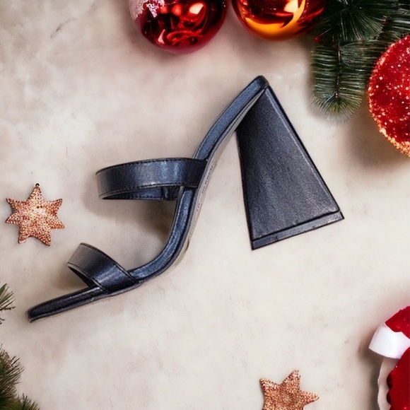 Bamboo Shoes PREMIERE-10 Black Slip On Triangle Heeled Mule Sandal - Picture 4 of 7